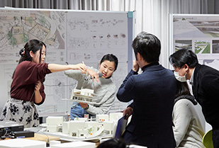 メディアプロデュース学部 都市環境デザイン専修「空間設計Ⅳ」課題発表・講評会