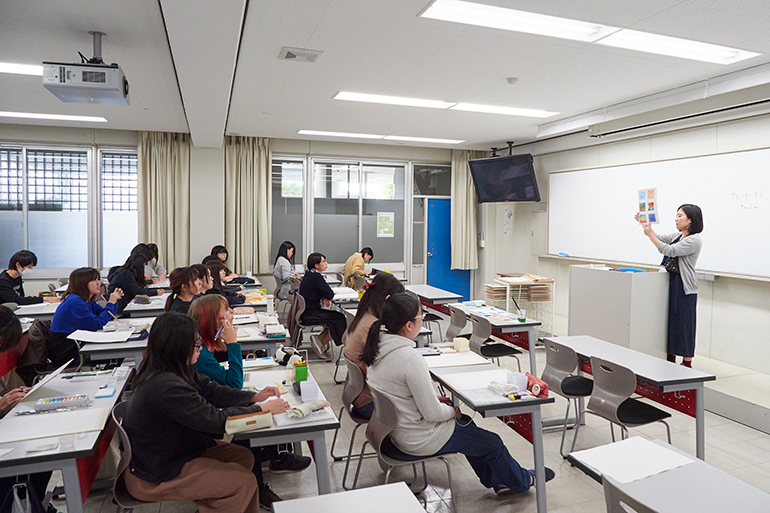 創造表現学部 授業風景「絵本・イラスト」