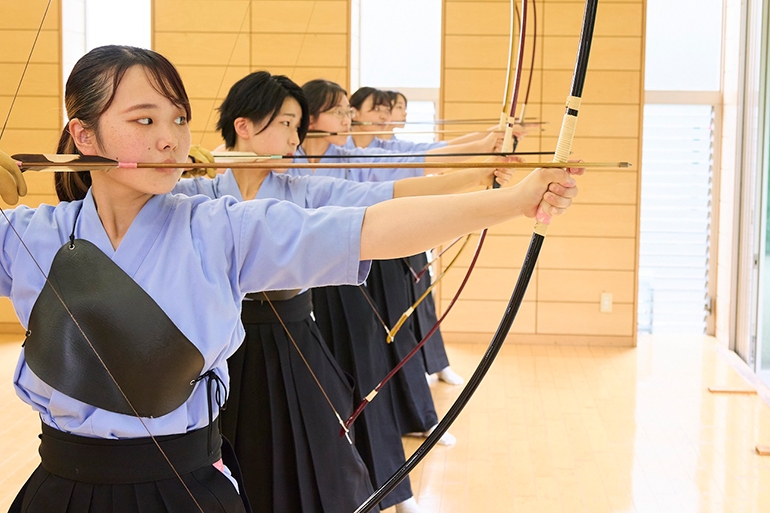 弓道のインカレ大会で女子個人戦優勝・女子団体戦3位を果たしました。