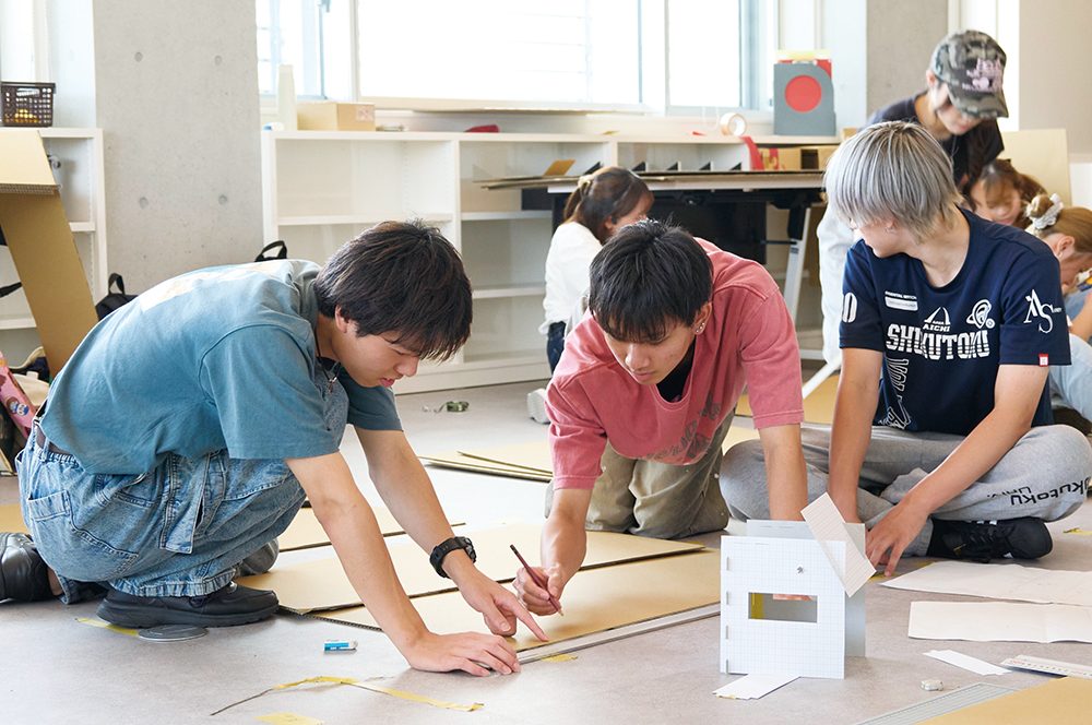 ダンボールで心地いい空間作りに挑戦