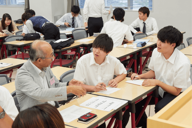 企業の皆様とコラボレーションし、採用活動に使用する動画を制作。インタビューやプレゼンテーションを通じ、情報を発信する力を身につけました。