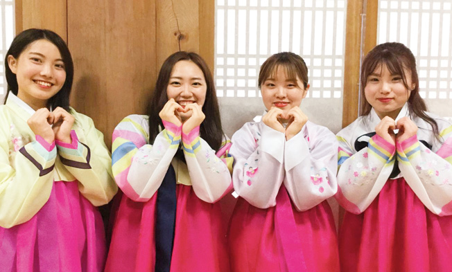 充実した国内外の体験学習プログラムや、学部独自の海外留学制度