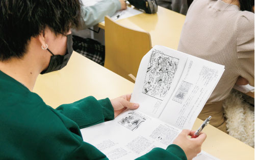 活発に意見を交わし、文学作品を研究