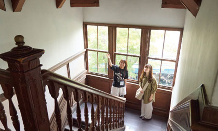 はんだ建築まつりで来場者を案内