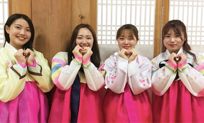 充実した国内外の体験学習プログラムや、学部独自の海外留学制度