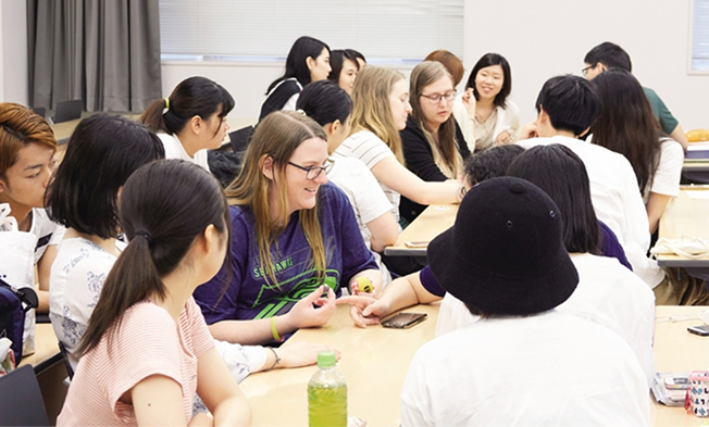世界各国の交流協定校からの留学生とともに学ぶ国際色豊かな授業