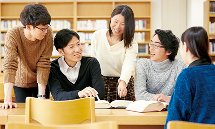 活発に意見を交わし、文学作品を研究