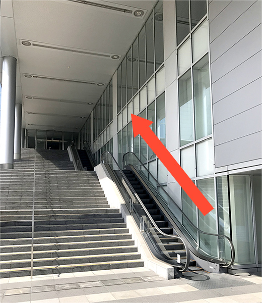 1号館正面エスカレーターで1階へ