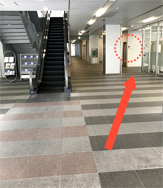 5号館向かう通路へ向かって直進