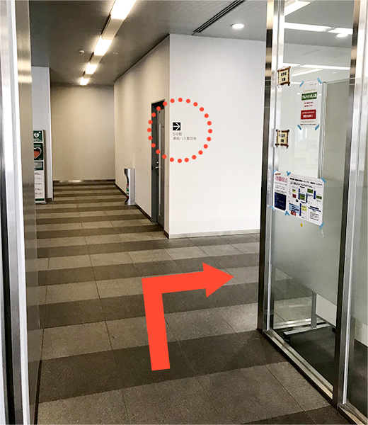 5号館の案内表示のある角を右折
