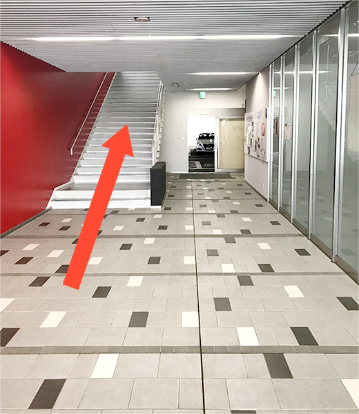 正面の階段で2階へ。正面右手に国際交流センター