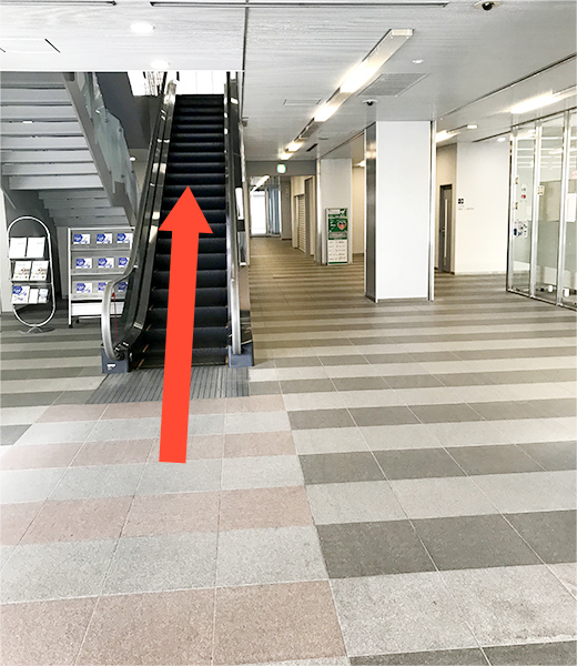 正面のエスカレーターで2階へ