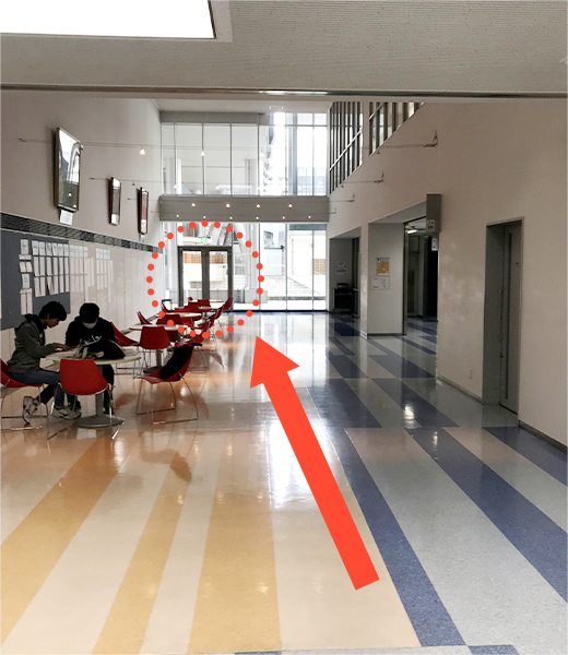 ラウンジを通り過ぎ、奥の扉からテラスへ