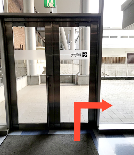 テラスへ出たら右折