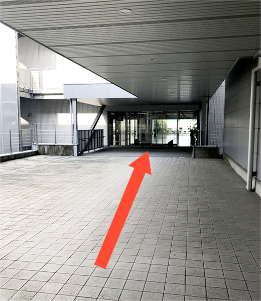 5号館2階入口。左手奥に国際交流センター