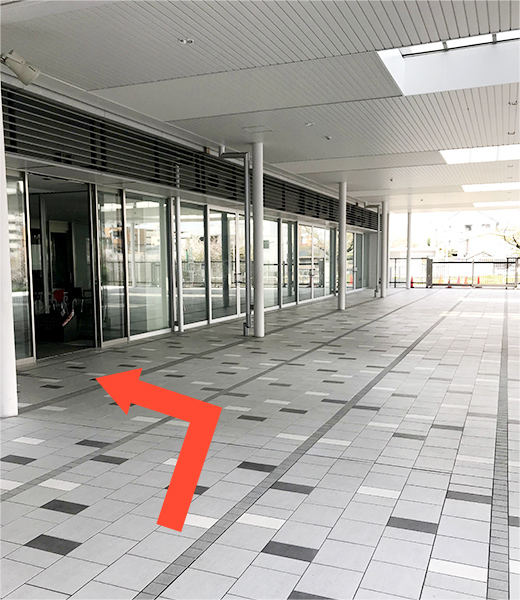 5号館1階屋外ラウンジ。赤い矢印の先が5号館1階入口