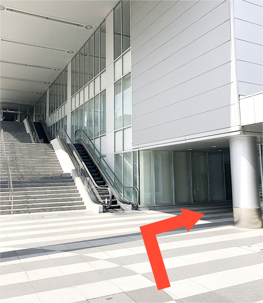 1号館B2階、赤い矢印の方向に進むとエレベーターがあります