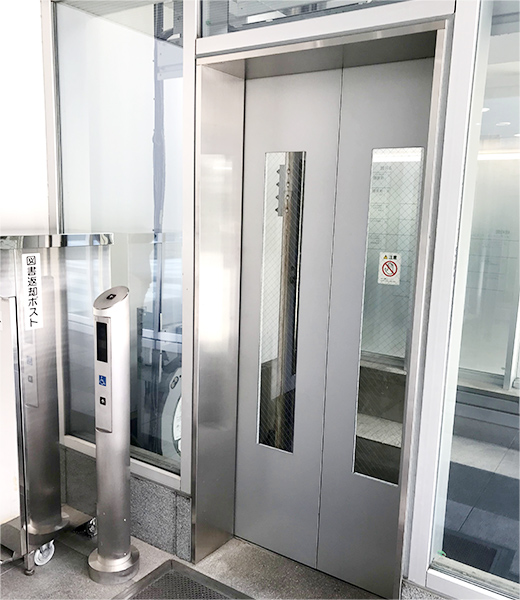 エレベーター（建物外・軒下）で1階へ