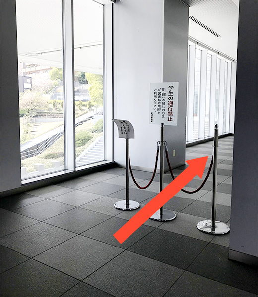 エレベーターを出た正面の廊下を直進