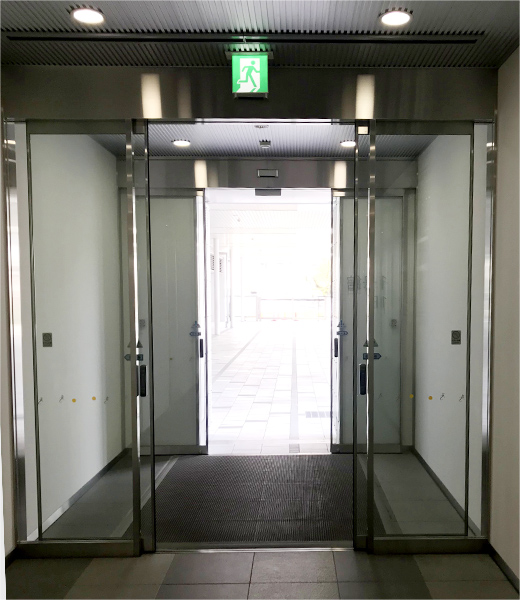 1号館を出て屋外ラウンジへ