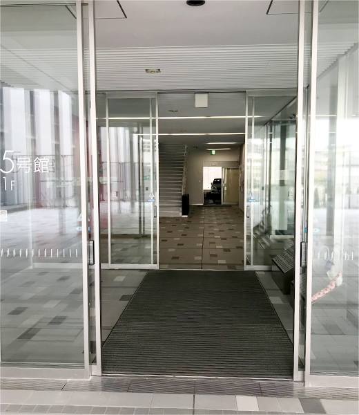 5号館1階入口を入る