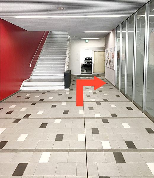 階段の右側の通路を進み、エレベーターを利用