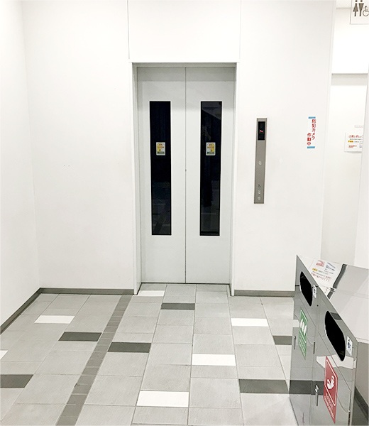 エレベーターで2階へ