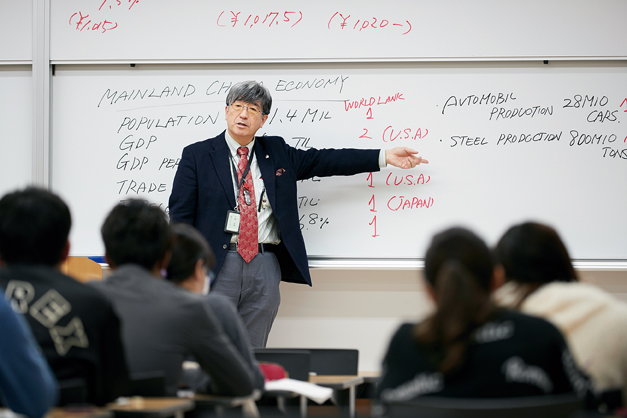 実践的な学びをサポートする教授陣