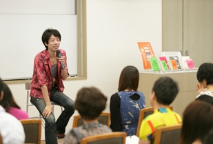 共同図書環事業5周年記念講演　芥川賞作家　諏訪哲史氏 講演会「変化の時代を生き抜くための読書」