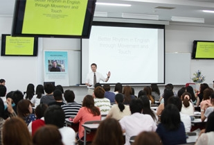 文学部講演会「Better Rhythm in English through Movement and Touch」