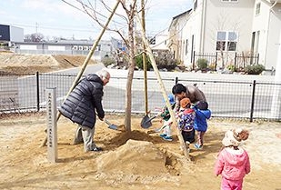 愛知淑徳学園創立110周年・愛知淑徳大学開設40周年記念行事　心理医療科学研究科主催　記念植樹