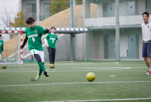 大学生フットサル大会の全国大会に出場。先輩たちの思いを受け継ぎ、さらに上をめざします。