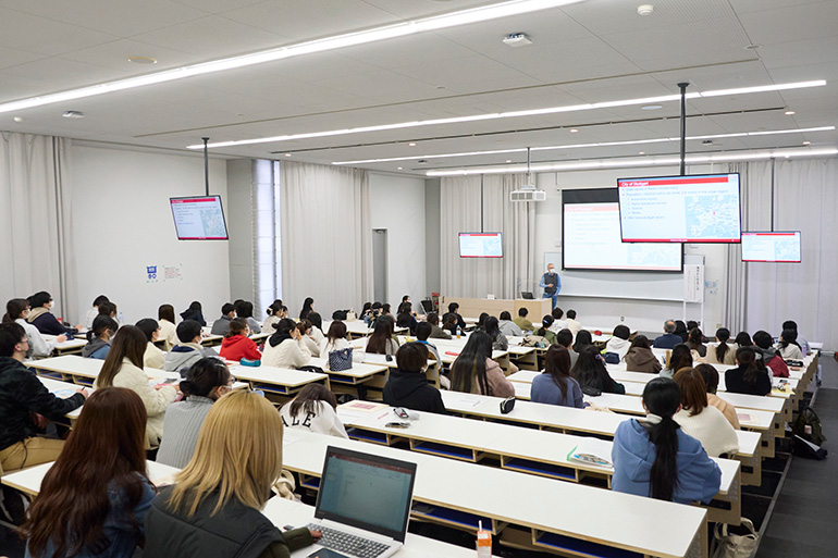 司書・学芸員課程委員会主催 2022年度司書課程講演会「海外からみるマンガービジュアルメディアグラフプロジェクトー」 