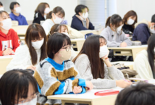 司書・学芸員課程委員会主催 2022年度司書課程講演会「海外からみるマンガービジュアルメディアグラフプロジェクトー」 