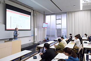 司書・学芸員課程委員会主催 2022年度司書課程講演会「海外からみるマンガービジュアルメディアグラフプロジェクトー」 
