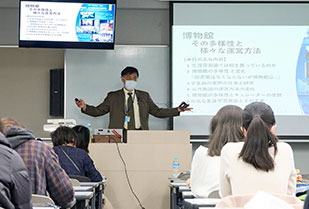 司書・学芸員課程委員会主催 2022年度学芸員課程講演会「博物館―その多様性と様々な運営方法―」