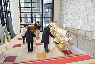 創造表現学部 メディアプロデュース専攻 坂倉ゼミ 学修成果発表展「図書館ではお静かに展2.0」