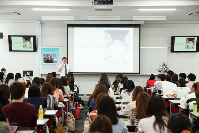 文学部講演会「Better Rhythm in English through Movement and Touch」