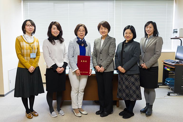 福祉貢献学部准教授・羽根由美子先生が、全国保育士養成協議会・会長賞を受賞しました。