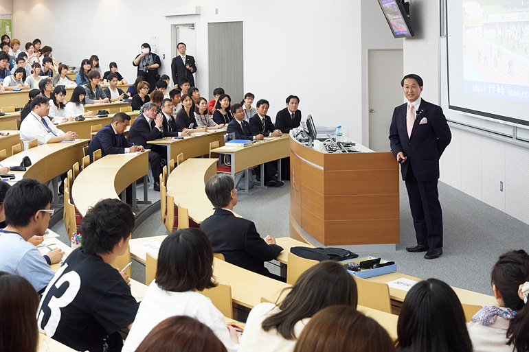 平成28年度 第1回 人間情報学部講演会絆で結ばれる社会へ～人口最少県の挑戦～