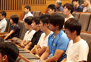公務員をめざす学生たちが、先輩の経験談から進路決定や試験対策のヒントを見出しました。