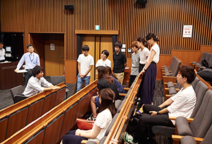 公務員をめざす学生たちが、先輩の経験談から進路決定や試験対策のヒントを見出しました。