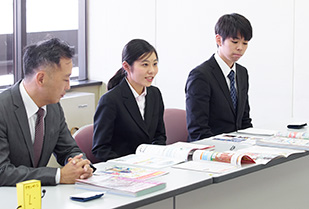 ビジネス学部 大塚ゼミ×NTTタウンページ 産学連携プロジェクト　三重県桑名市版・岐阜県各務原市版「タウンページ」贈呈式