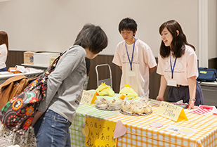 ビジネス学部　上原ゼミ「リニモ活性化プロジェクト 学生と地域のショップによるスイーツフェスティバル」