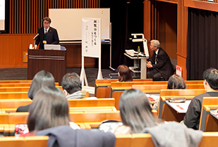 司書・学芸員課程講演会「展覧会をつくる―制作の立場から―」