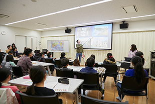 愛知淑徳大学×子ども大学にっしん「Youは何しにアイハウス？色々な国の留学生とお友達になろう！」