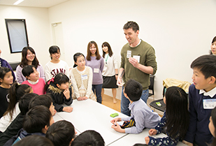 愛知淑徳大学×子ども大学にっしん「Youは何しにアイハウス？色々な国の留学生とお友達になろう！」