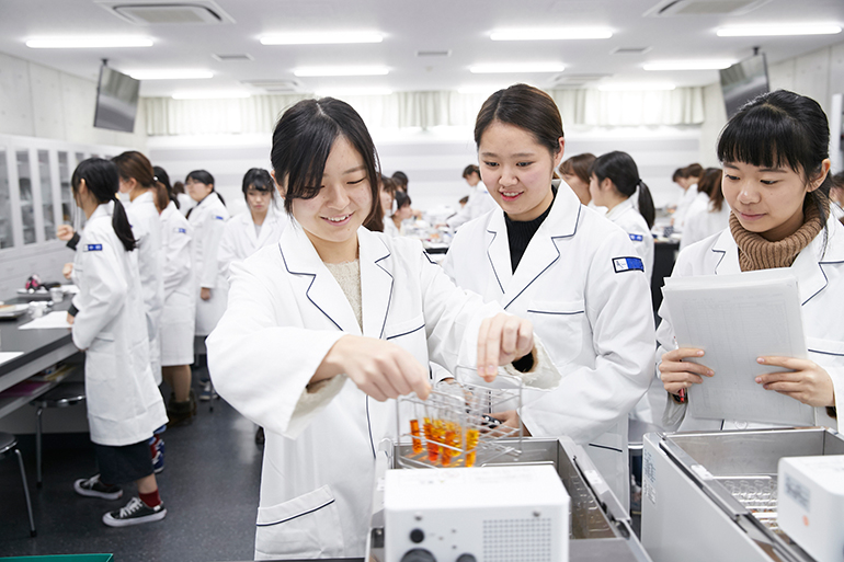 授業風景 健康栄養学科 栄養学実習「エネルギー消費量の測定」「尿中クレアチニンの定量」