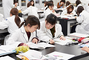 授業風景 健康栄養学科 栄養学実習「エネルギー消費量の測定」「尿中クレアチニンの定量」