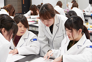 授業風景 健康栄養学科 栄養学実習「エネルギー消費量の測定」「尿中クレアチニンの定量」